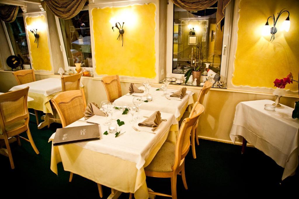 Logis Hotel Aux Comtes De Hanau Ingwiller Dış mekan fotoğraf