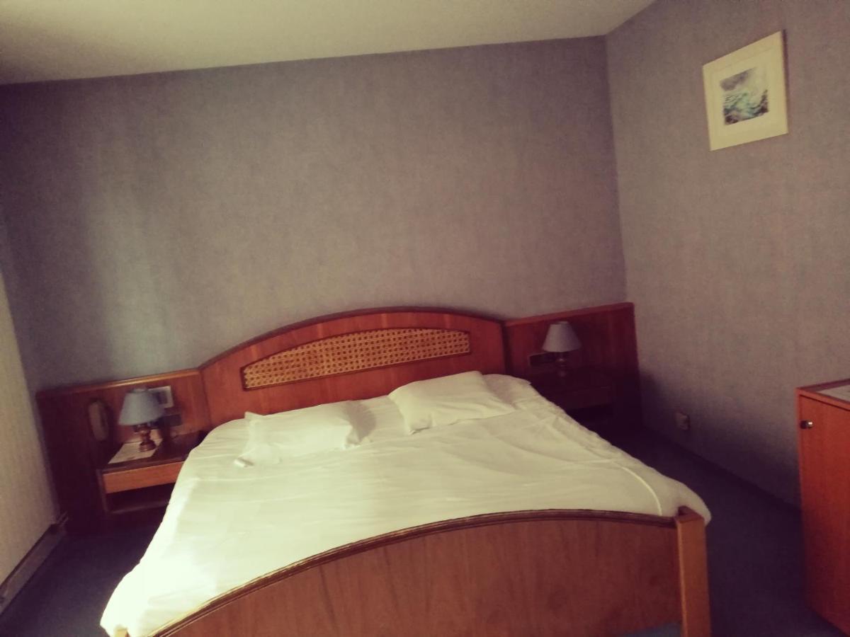 Logis Hotel Aux Comtes De Hanau Ingwiller Dış mekan fotoğraf